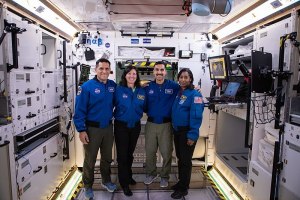 800px-LOP-G_interior_with_Astronauts